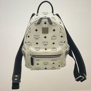 Auth MCM Visetos Leather White & Black Backpack DD020361.